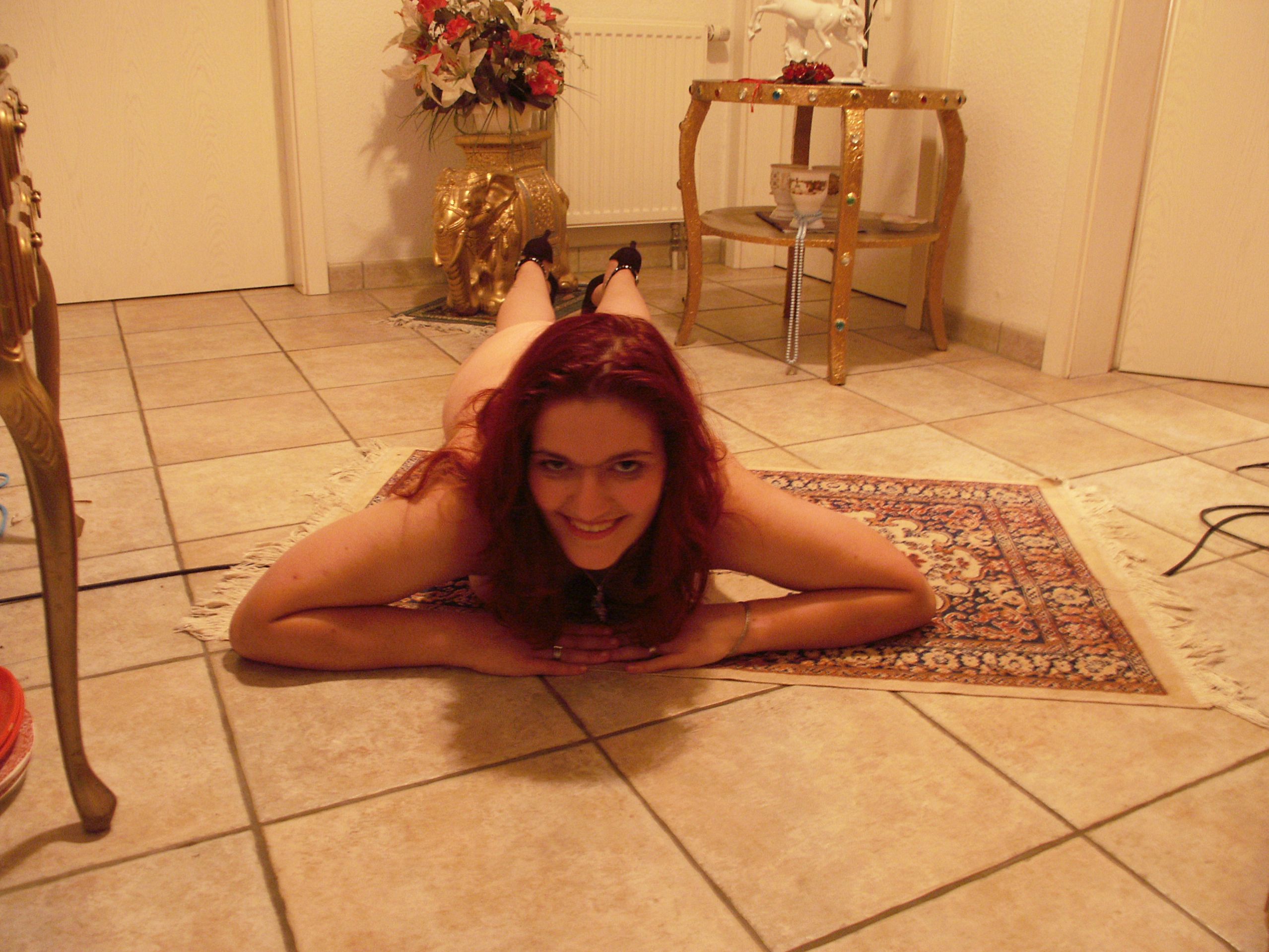 nackte Frau auf dem Boden